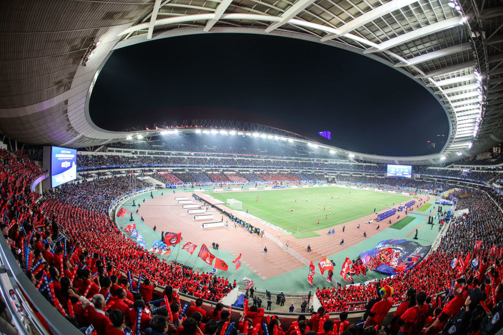 2025年11月1日,在江苏南京举行的2025江苏省城市足球联赛(“苏超”)决赛中,南通队与泰州队在常规时间0:0战平,通过点球大战,泰州队总比分4:3战胜南通队,夺得冠军。新华社记者 季春鹏 摄