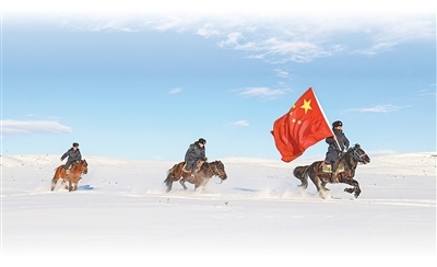 新疆出入境边防检查总站阿勒泰边境管理支队加郎阿什边境派出所民警开展巡边踏查。杨 帅摄(影像中国)