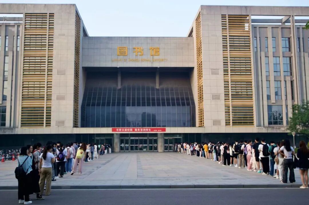 清晨入馆排队.jpg
