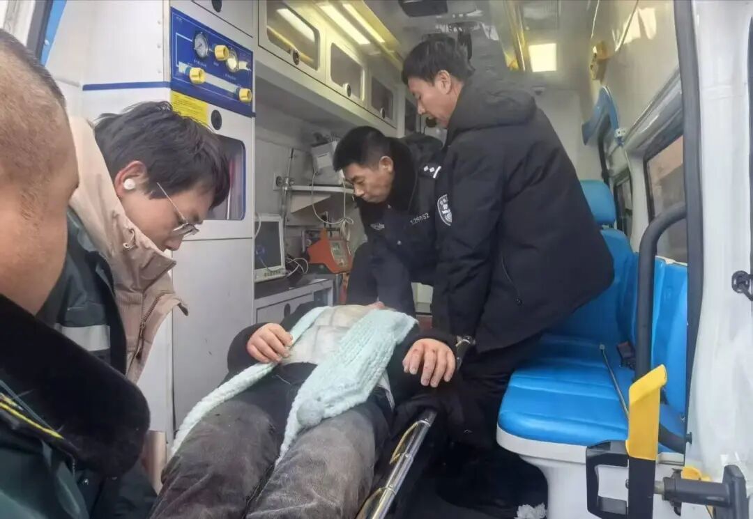 ▲小陈被送上救护车