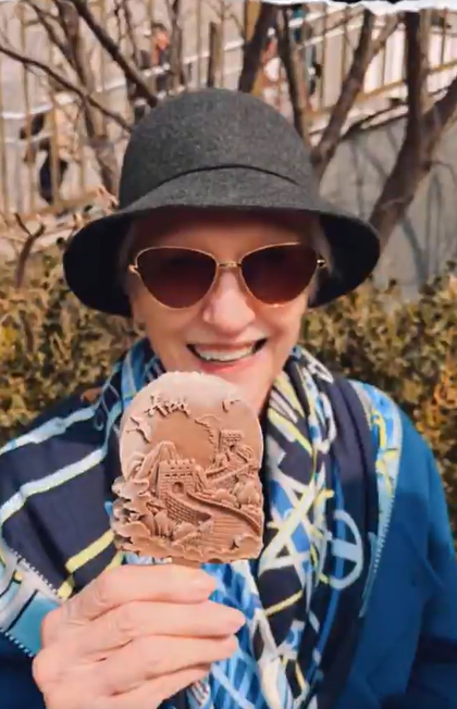 梅耶&middot;马斯克手拿雪糕 图源：梅耶&middot;马斯克派遣平台账号视频截图