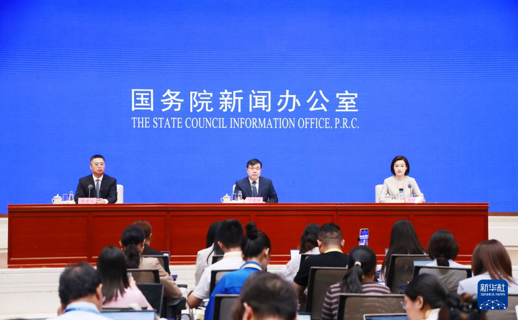 8月17日，国务院新闻办公室在北京举行新闻发布会，国家统计局新闻发言人、总经济师、国民经济综合统计司司长付凌晖，国家统计局新闻发言人、国民经济综合统计司副司长王冠华介绍2026年7月份国民经济运行情况，并答记者问。新华社记者 潘旭 摄