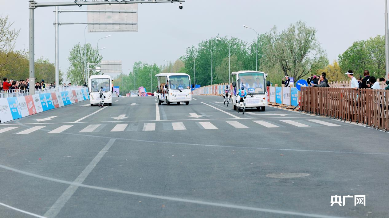 比赛中的人形机器人（央广网记者朱冠安 摄）