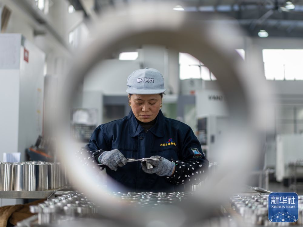 ↑ 1月5日，工人在位于江苏省兴化市戴南镇的江苏唐刘兴东不锈钢有限公司生产车间检测产品。新华社发（周社根摄）