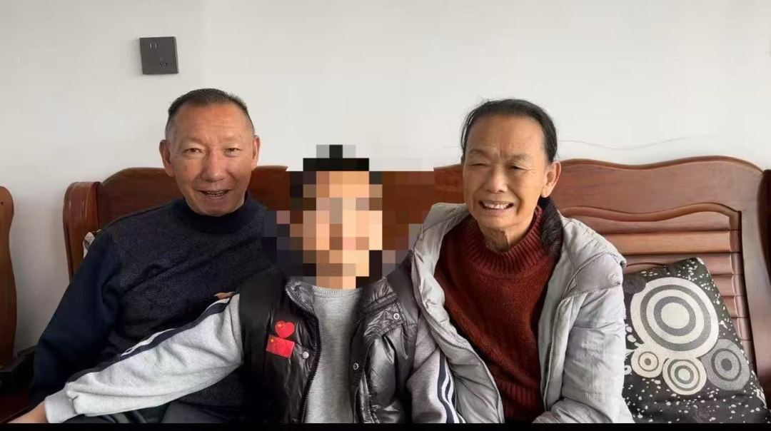 陆芳明夫妇与孙子。(图/受访者提供)