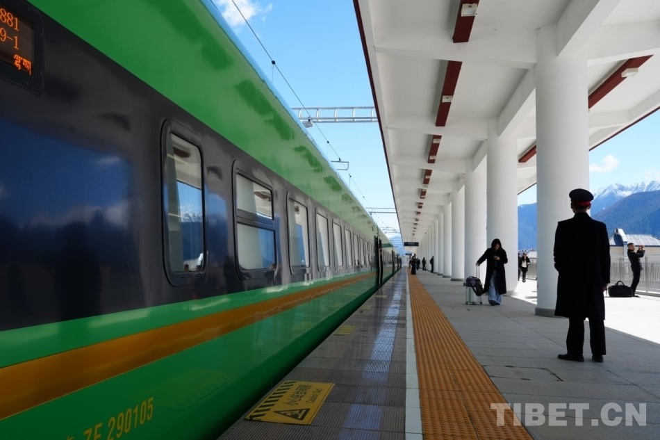 4月2日，从拉萨开往林芝的复兴号 摄影：张艺彤