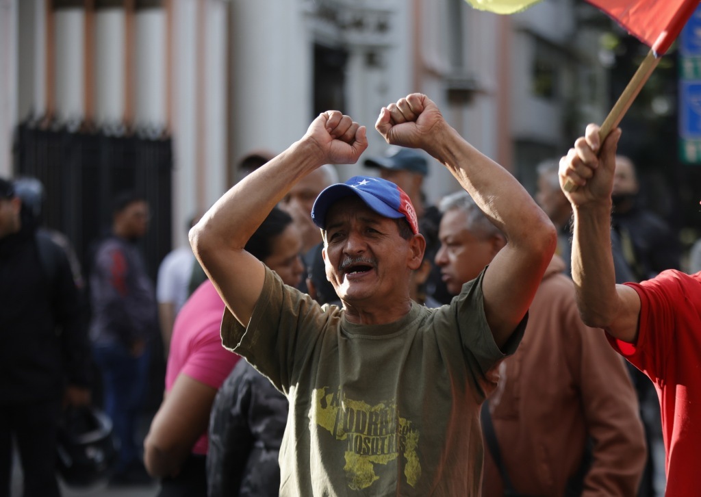 1月3日,民众在委内瑞拉首都加拉加斯的总统府附近抗议。