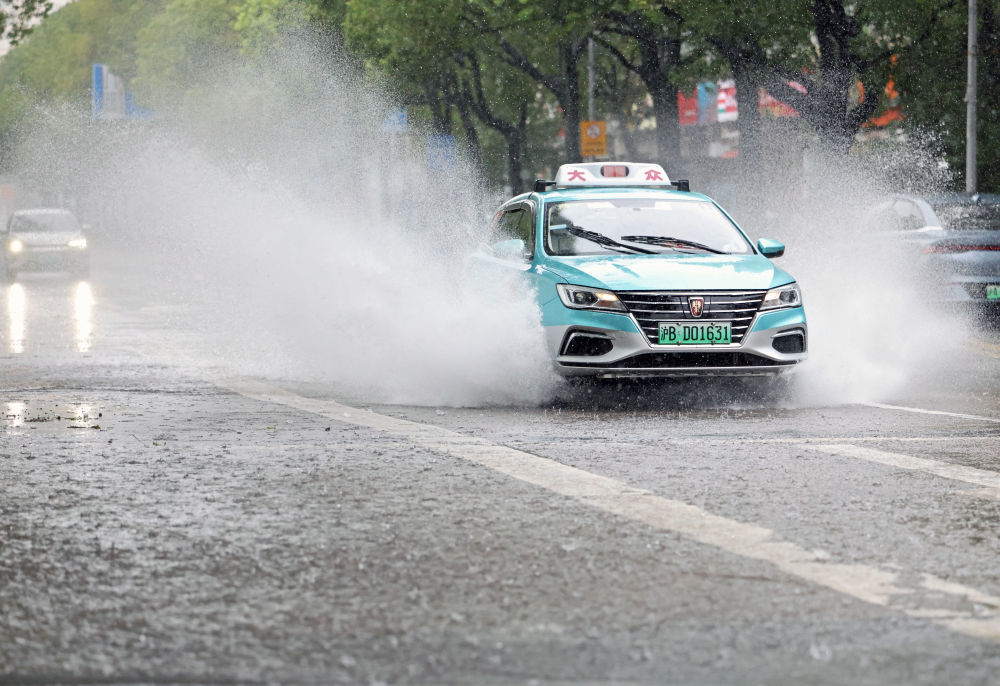 8月9日,车辆行驶在上海闵行区道路上。新华社记者 刘颖 摄