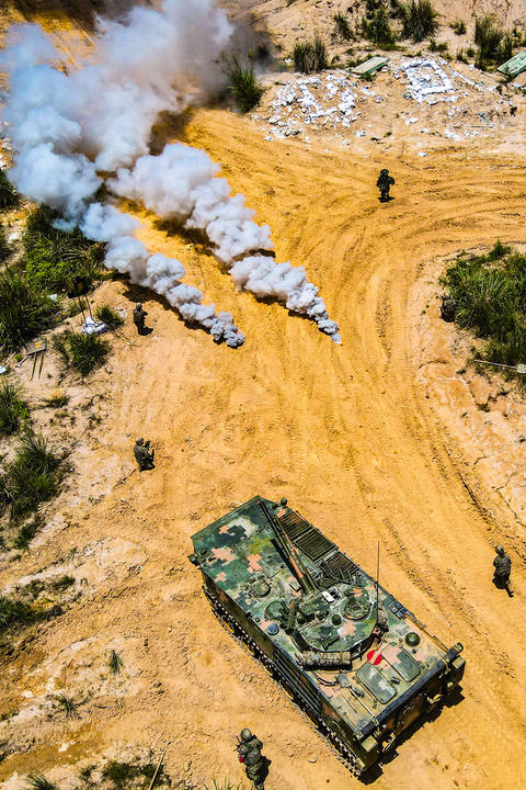 陆军第73集团军某旅“强军精武红四连”组织官兵开展连贯战术训练(2023年5月30日摄)。新华社发(刘志勇 摄)