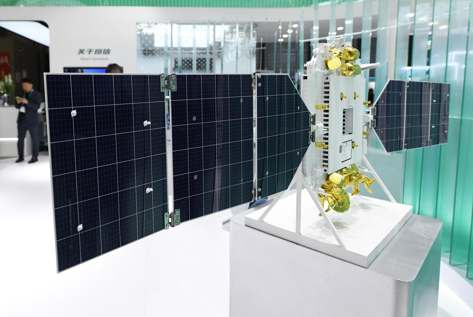 2026年6月24日，参观者在2026世界移动通信大会上参观。图为千帆星座的卫星模型。 图片来源：视觉中国
