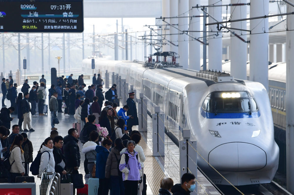 3月13日，旅客在江苏无锡火车站乘车出行。新华社发（还月亮摄）