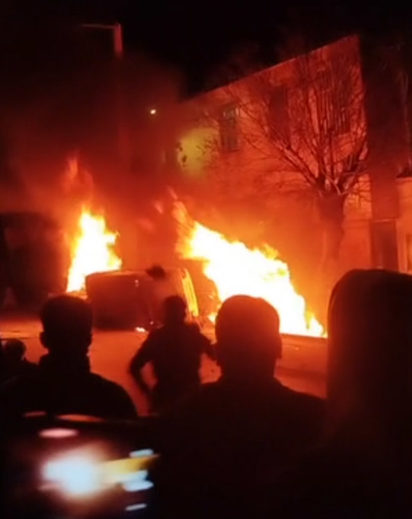 伊朗洛雷斯坦省阿兹纳,示威者在警察局外纵火 视频截图