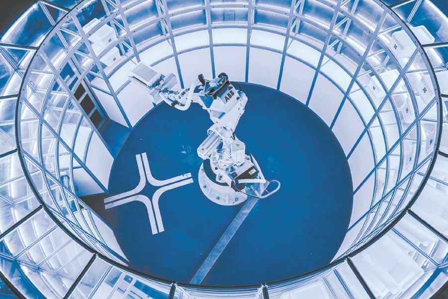 张江机器人谷内，ABB的机器人手臂操作演示。 视觉中国