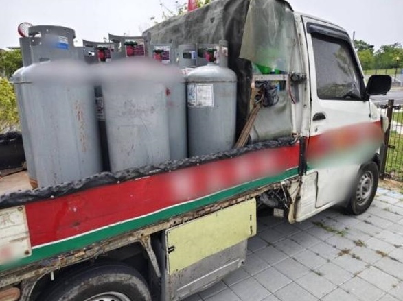 彰化县一男子载运一车瓦斯桶毒驾肇事被申请羁押，法院却裁定“无保请回”。图源：台媒