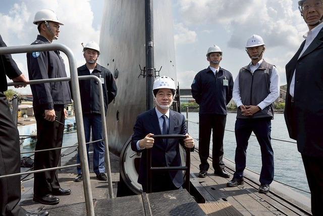 赖清德登上海鲲号潜艇