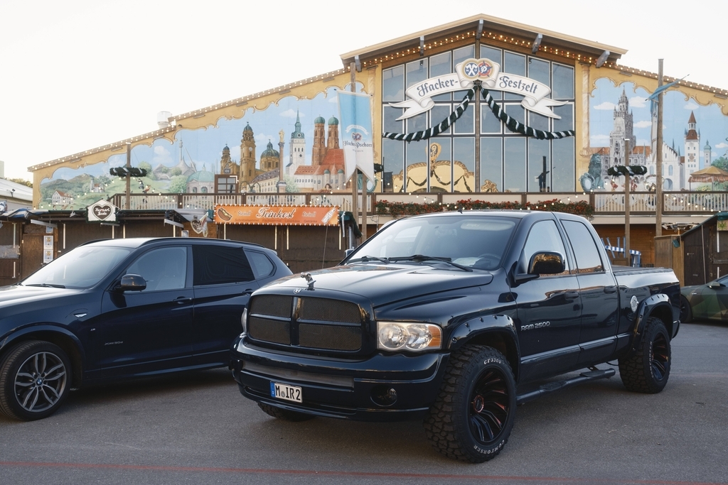 一辆好意思国制造的大型皮卡停在德国慕尼黑街头。 （IC photo）