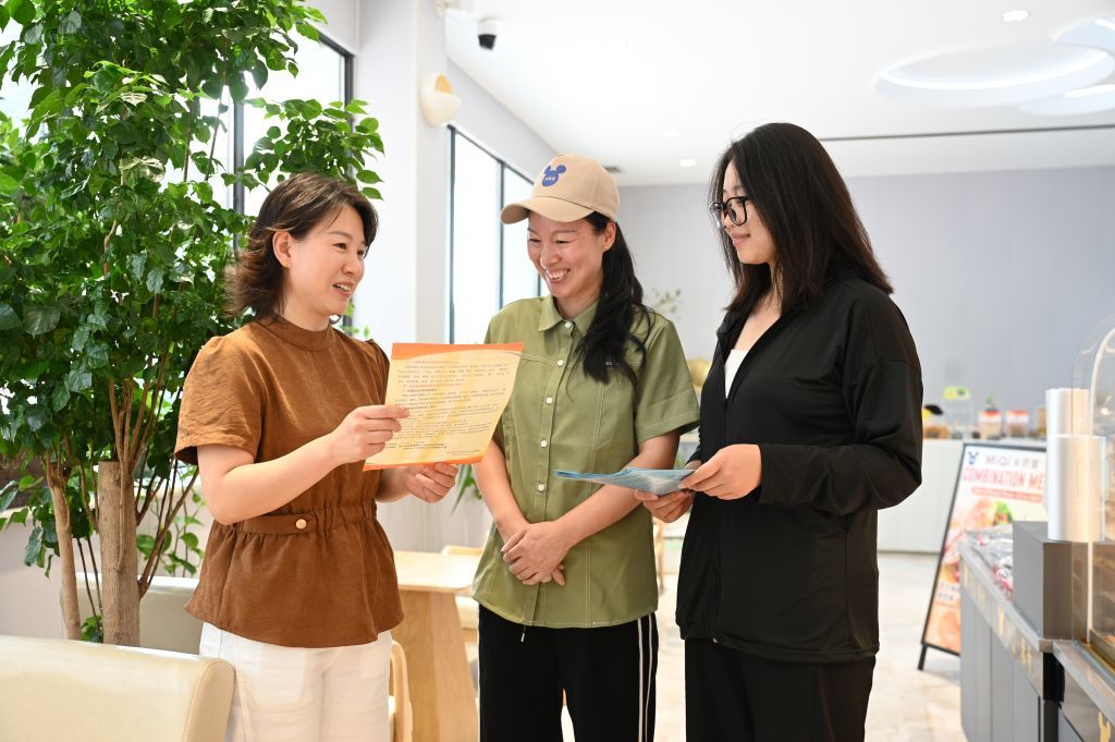 河北省柏乡县人社局工作人员在宣讲政策。新华社记者 岳文婷 摄