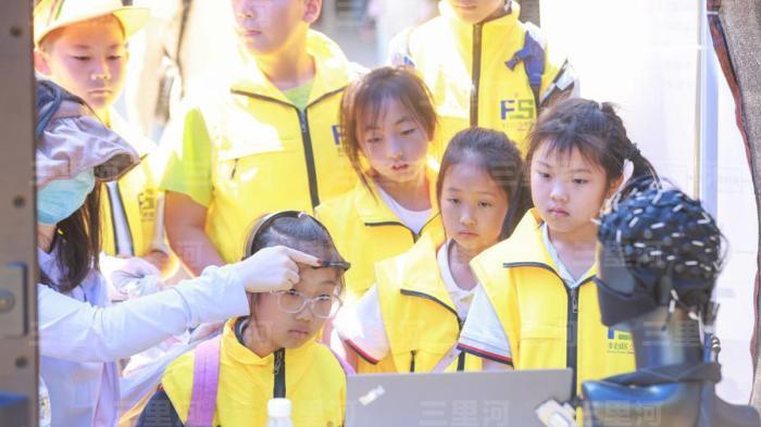 资料图：小学生们在体验意念康复脑机接口系统。中新社记者 贾天勇 摄