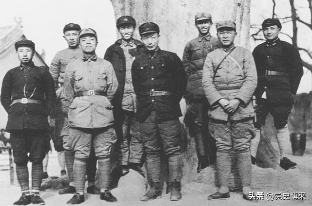 ◆红1军团和红15军团的部分领导干部合影。右起:邓小平、徐海东、陈光、聂荣臻、程子华、杨尚昆、罗瑞卿、王首道。