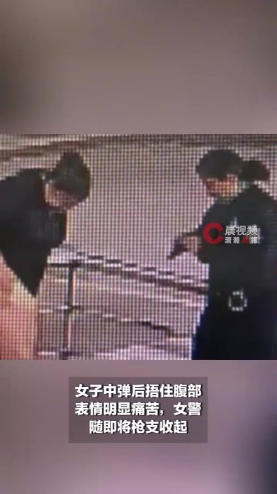 委内瑞拉女警调整配枪意外走火，说笑间女子腹部突然中弹！当地启动调查程序