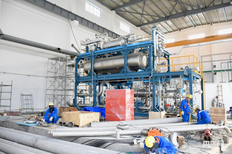 福建省绿氢中试基地厂房内工人正在组装设备（央广网记者 张子剑 摄）