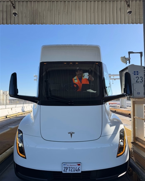 特斯拉Semi电动重卡迎量产落地 年内开启规模化交付