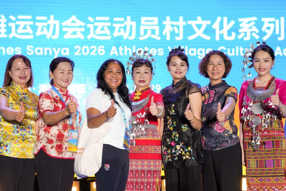 2026年4月28日,各体育代表团成员与身着民族服饰的演员在运动员村合影。 新华社记者 马金瑞 摄