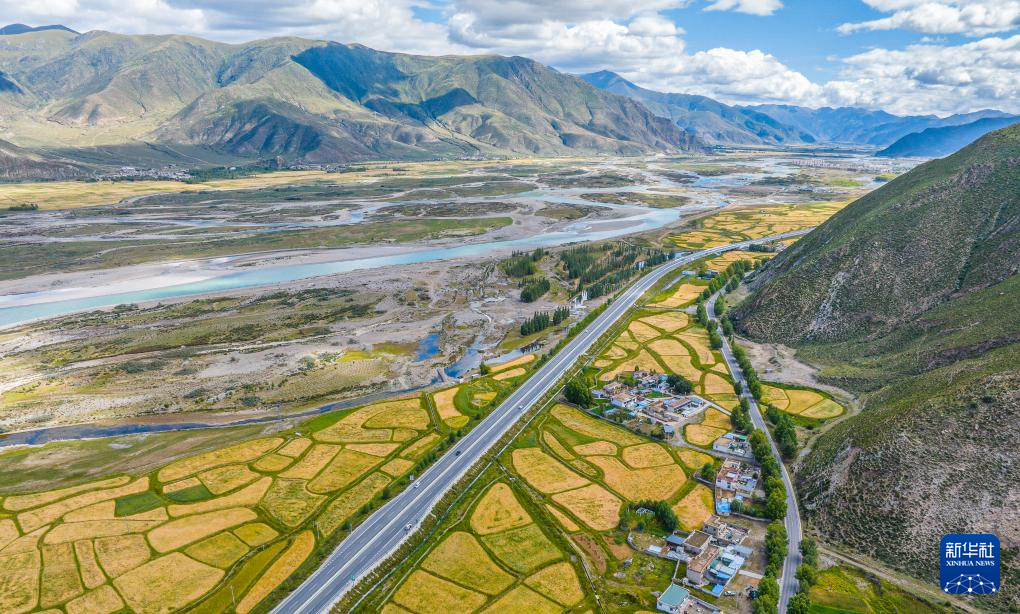 这是拉萨至林芝高等级公路(2024年9月3日摄,无人机照片)。