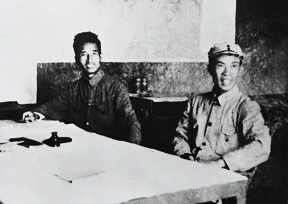 1948年，周士第与徐向前(左)在华北军区第一兵团