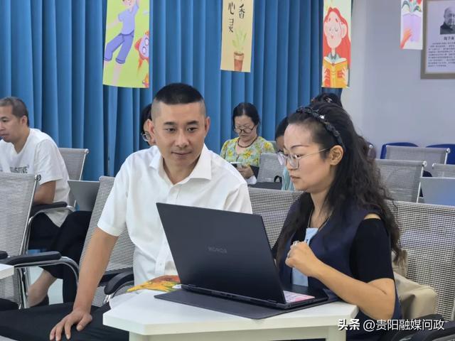 市人大代表韦伟(前左)与学员交流心得