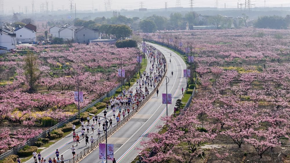 3月29日，跑者奔跑在阳山镇的赛道上。新华社发