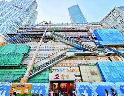 ▲新街口南京新百总投资约10亿元整体焕新工程,全新规划的Z字形户外飞天梯同步推进钢结构施工,连通步行街直达7层屋顶花园。 南京日报/紫金山新闻记者 戚珂嘉 摄