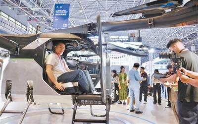 观众在第六届消博会科技消费展区体验分体式飞行汽车。本报记者 蒋雨师摄
