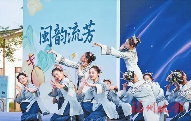 三条簪妆造舞蹈《半抹刀锋半抹柔》。