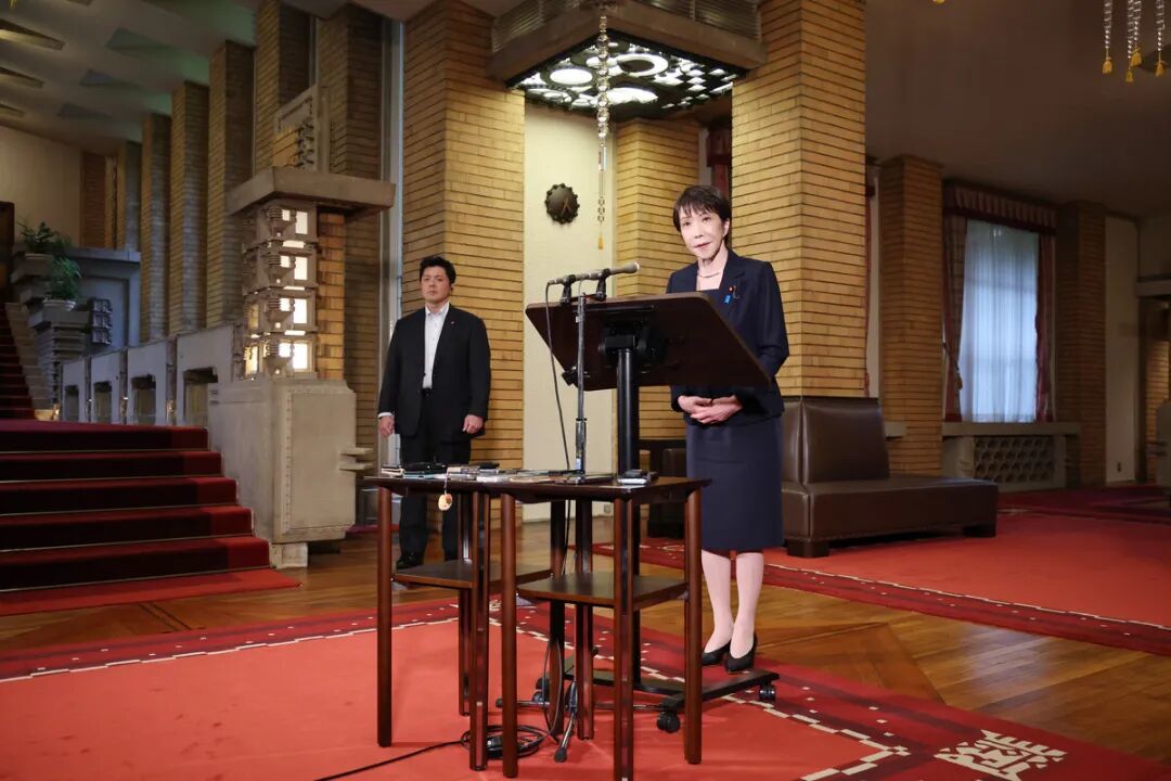 高市首相在首相公邸会见记者