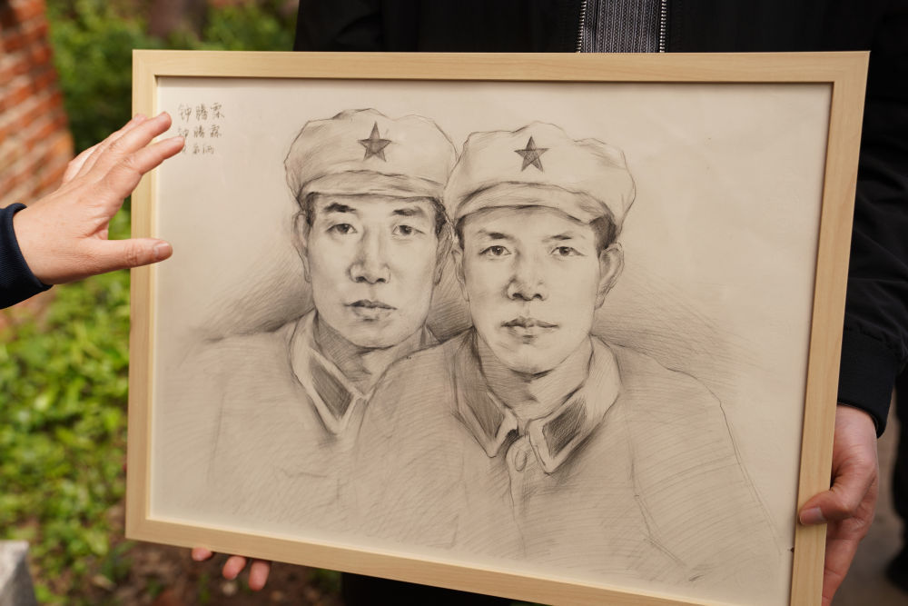 这是红军烈士钟腾霖、钟腾霂的画像（4月1日摄）。