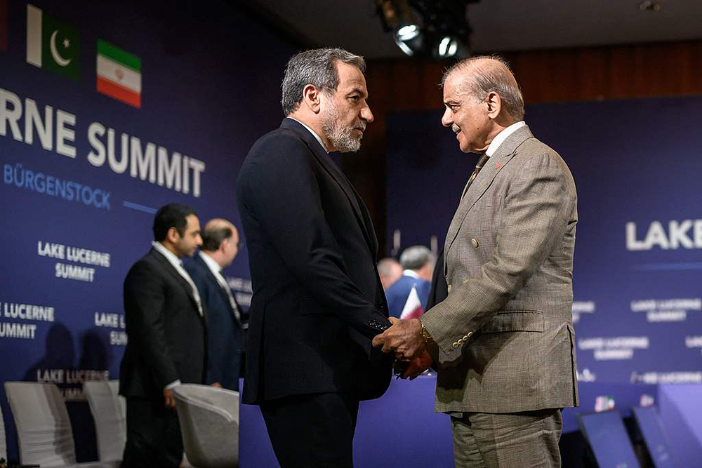 当地时间2026年6月21日,瑞士卢塞恩,伊朗外长阿拉格齐(左)与巴基斯坦总理谢里夫握手。视觉中国 图