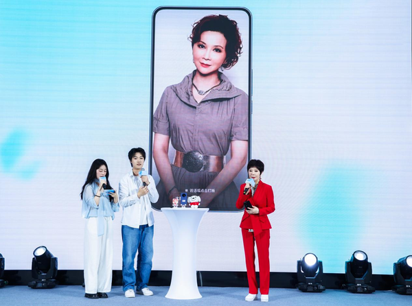 <em>演员蔡明与“东东”APP专属数字东说念主现场互动</em>