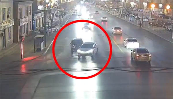 从斗气到撞车仅几十秒! 内蒙古两司机开斗气车双双被罚