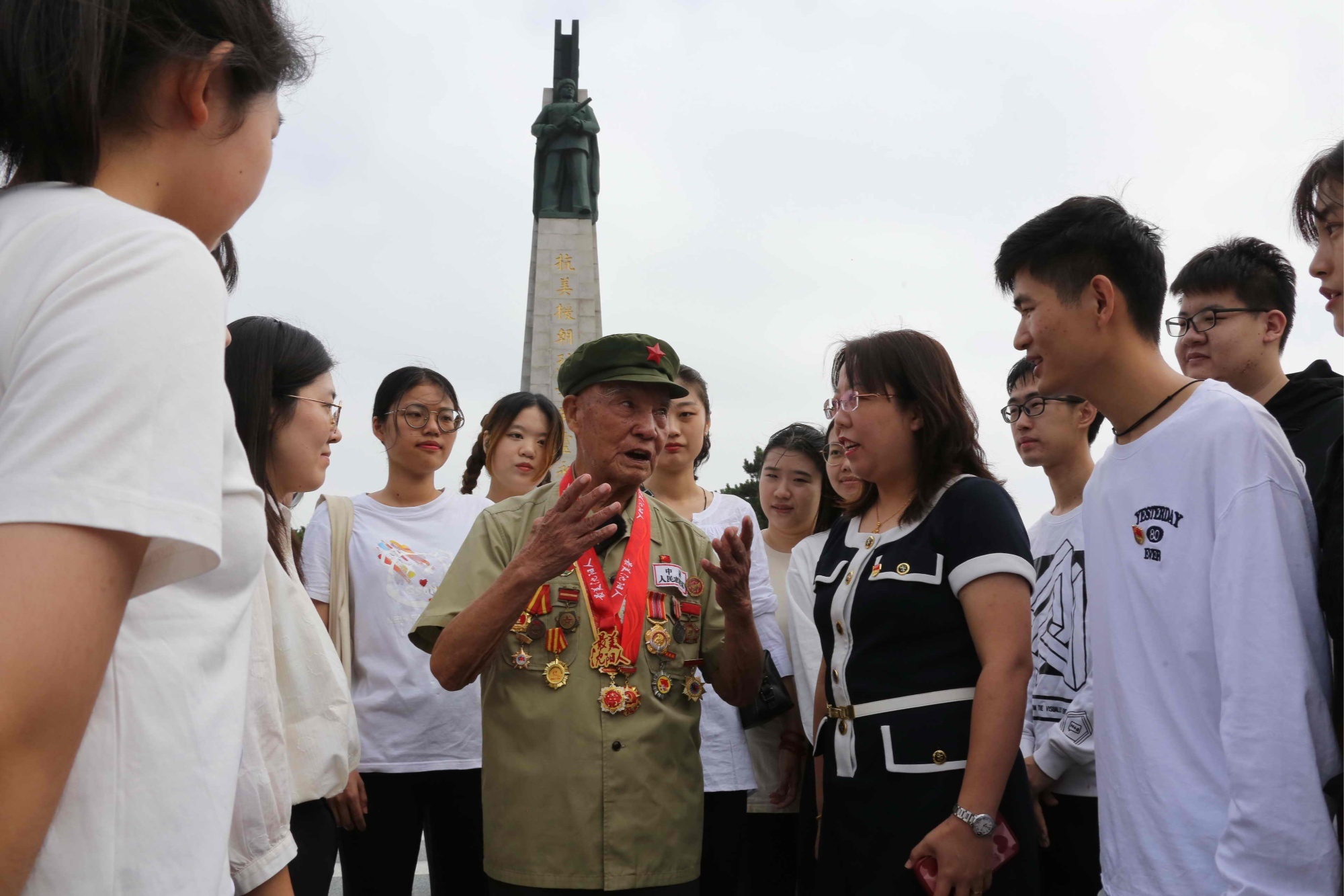 李维波在沈阳抗美援朝烈士陵园为青年学生讲红色故事(央广网发 姚振锋 摄)