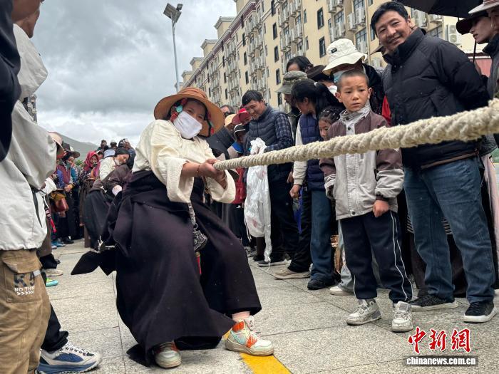 图为驻村工作队举办首届社区运动会。嘉黎县阿扎镇德吉社区 供图