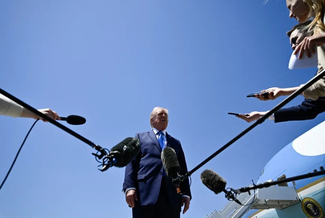 唐纳德&middot;特朗普总统在周六于棕榈滩国际机场登机前与记者发表讲话。