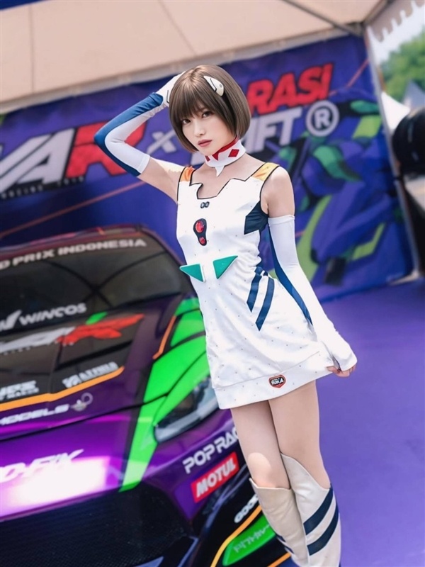 日本赛车女郎Cos初代女神绫波丽 身高腿长太顶了