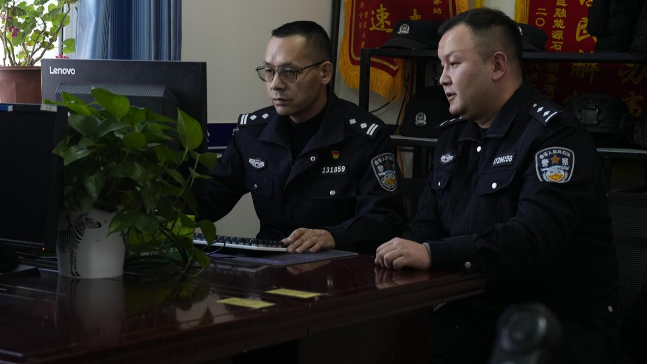 居麦·阿卜力孜与他的同事