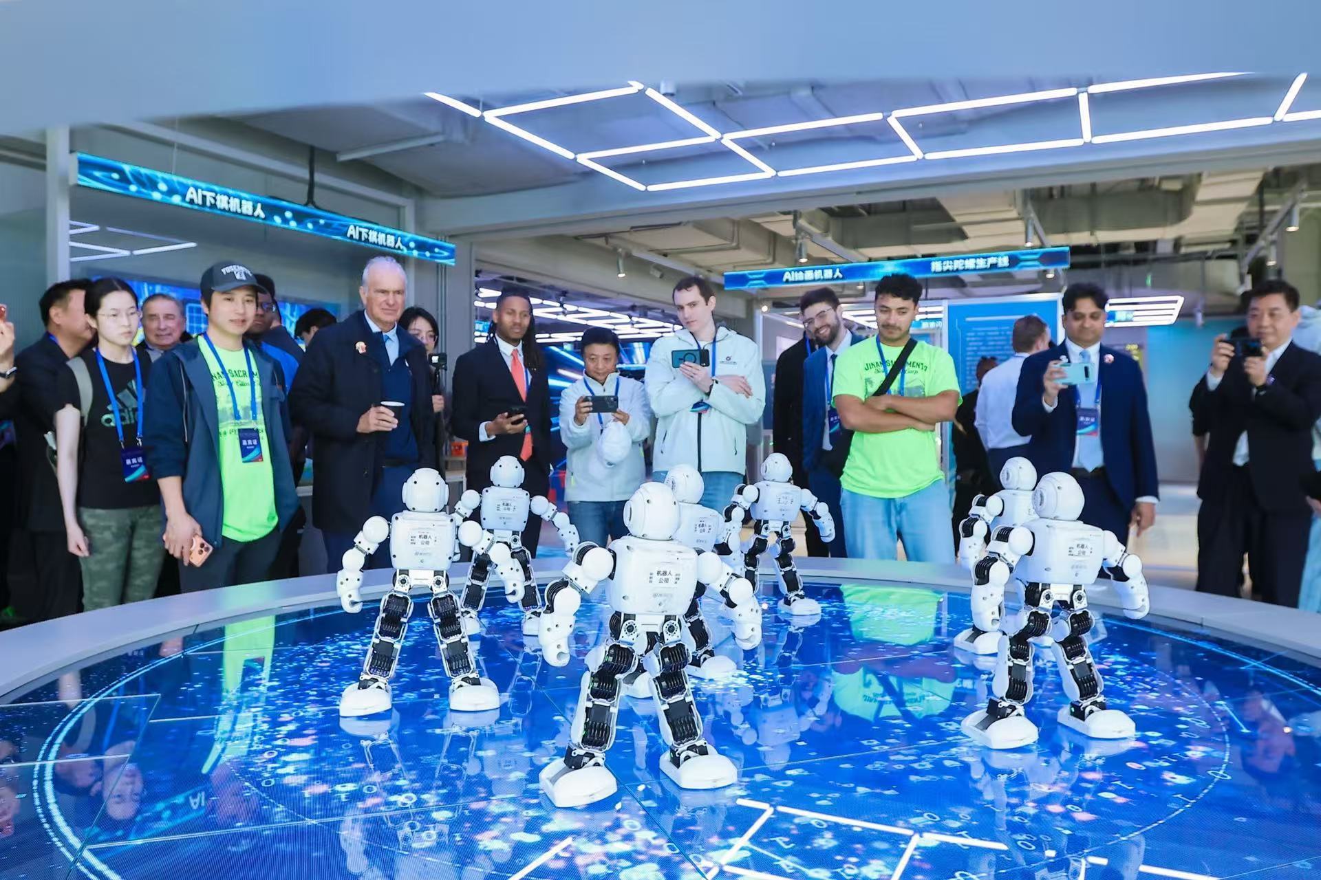 代表团参观北京亦庄“机器人大世界”