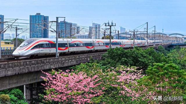 香港高铁与内地高铁网的对接握续推广、说合日益完善。图为飞驰在湾区的修起号列车。（受访者供图）