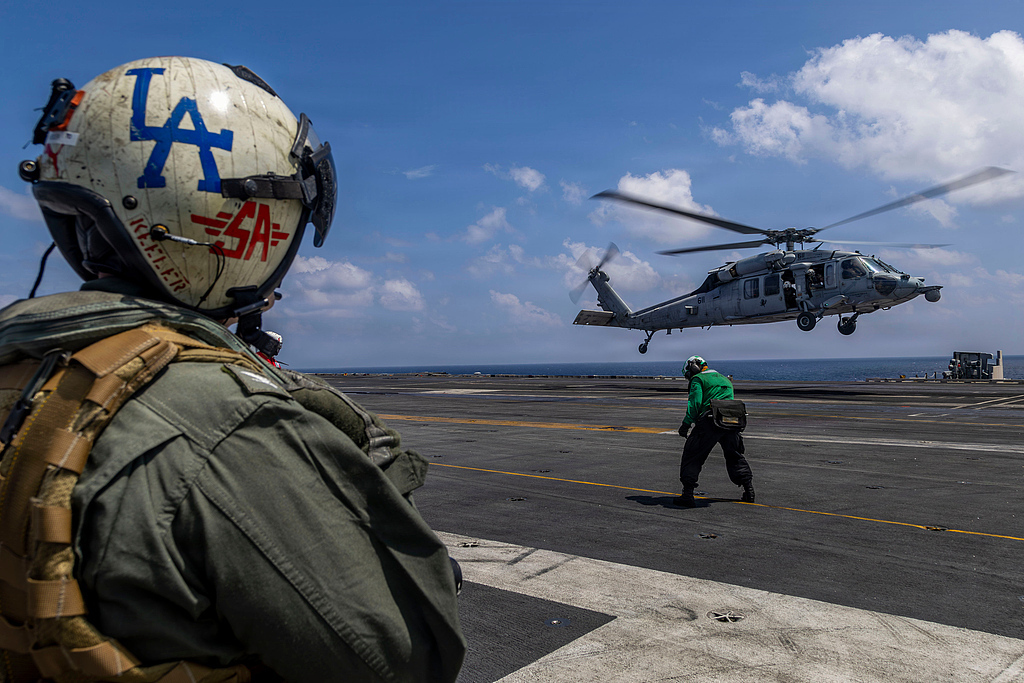 当地时间2026年1月23日,印度洋,美国海军“亚伯拉罕·林肯”号航空母舰(尼米兹级)指挥官丹尼尔·基勒上尉准备驾驶MH-60R“海鹰”直升机。视觉中国 图