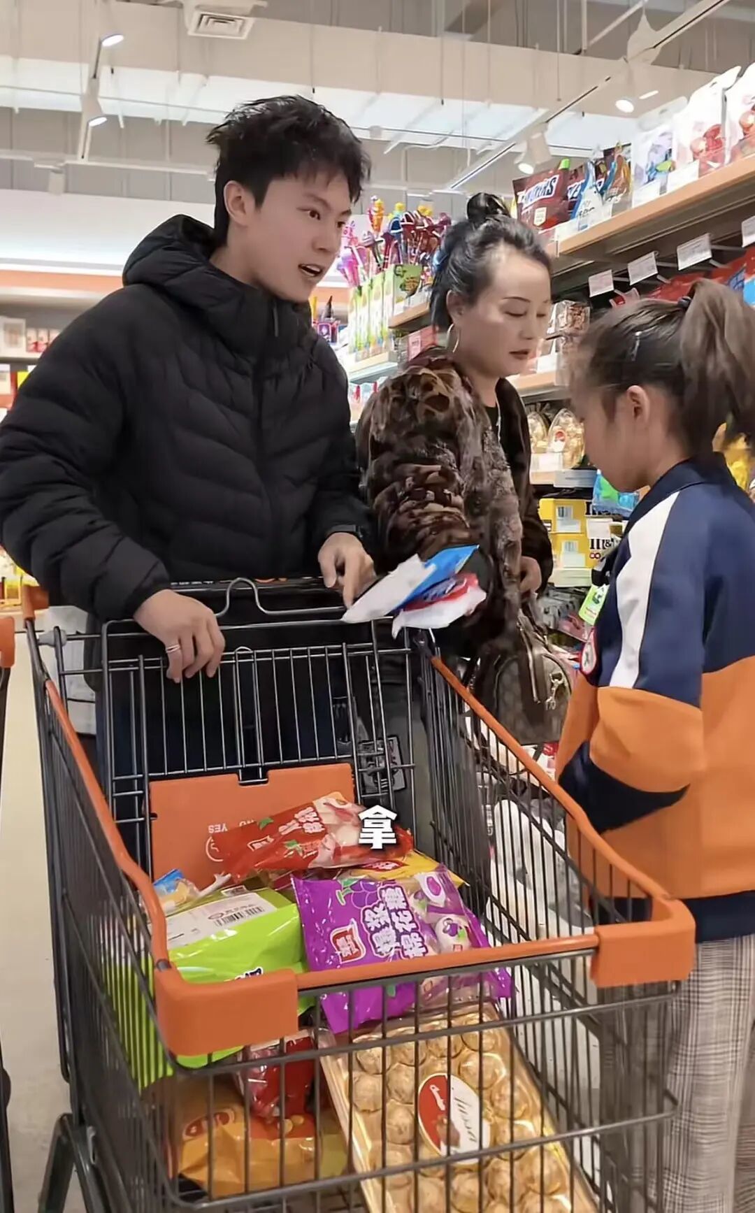 ▲王晨正与妈妈带小丫头逛街。