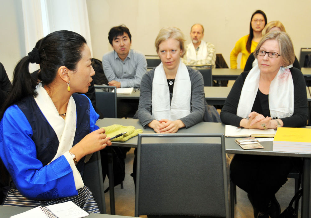 2011年11月14日，在芬兰举行的西藏情况介绍会上，藏学家边巴拉姆（左）和芬兰学者进行交流。（赵长春 摄）