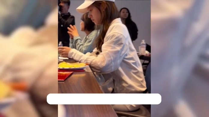 32岁章泽天斯坦福上课被偶遇，素颜露面背书包好少女，和同学热聊#第40期娱乐热点剧评社#